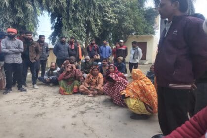 संविदा व ठेका सफाई कर्मचारियों ने एसडीएम को ज्ञापन सौंपा