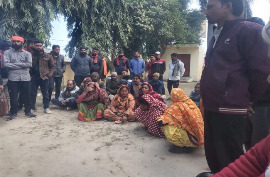 संविदा व ठेका सफाई कर्मचारियों ने एसडीएम को ज्ञापन सौंपा