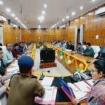 No helmet No fuel: रणनीति पर सख्ती से हो अमल: जिलाधिकारी