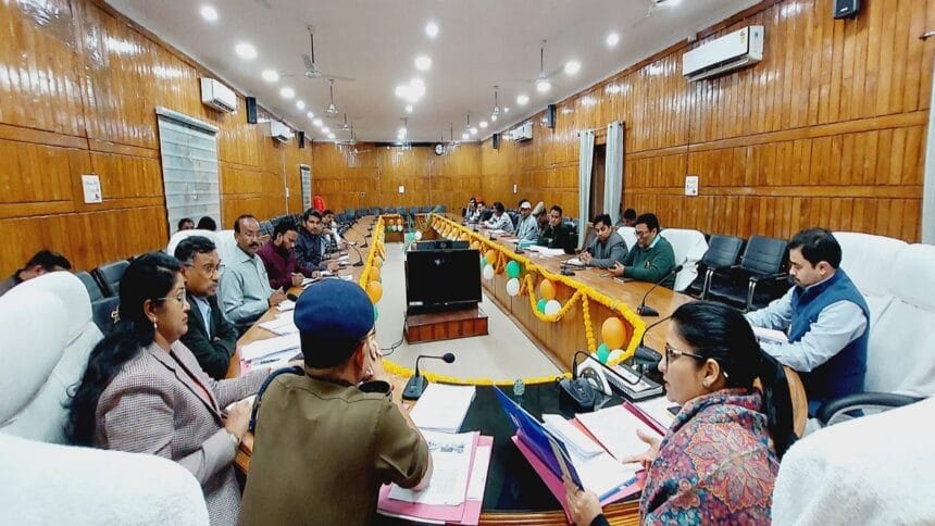 No helmet No fuel: रणनीति पर सख्ती से हो अमल: जिलाधिकारी