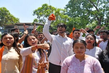 अखिल भारतीय विद्यार्थी परिषद (ABVP) भारत का एक प्रमुख छात्र संगठन है, जिसकी स्थापना 1949 में राष्ट्रीय स्वयंसेवक संघ (RSS) के छात्र विंग के रूप में हुई। यह संगठन "राष्ट्र निर्माण में युवाओं की भूमिका" के विचार पर केंद्रित है और भारतीय संस्कृति, शिक्षा सुधार, और राष्ट्रीय एकता को बढ़ावा देने की बात करता है।