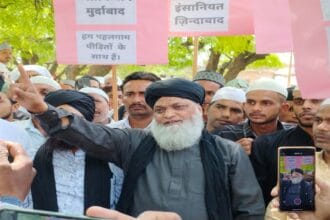 काली पट्टियों के साथ जुलूस निकालकर आतंकवाद की निंदा