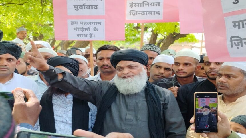 काली पट्टियों के साथ जुलूस निकालकर आतंकवाद की निंदा