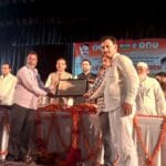 दानिश आज़ाद अंसारी ने ज़की तारिक बाराबंकवी को सम्मानित किया