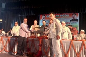 दानिश आज़ाद अंसारी ने ज़की तारिक बाराबंकवी को सम्मानित किया