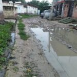 सेमरियावां में मुख्य सड़क बदहाल, मंदिर के पास जलजमाव से बढ़ी परेशानी