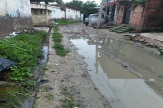 सेमरियावां में मुख्य सड़क बदहाल, मंदिर के पास जलजमाव से बढ़ी परेशानी