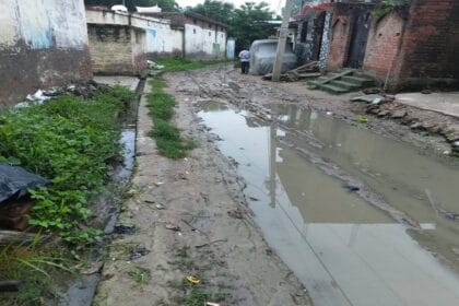 सेमरियावां में मुख्य सड़क बदहाल, मंदिर के पास जलजमाव से बढ़ी परेशानी