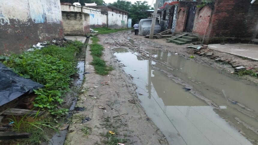 सेमरियावां में मुख्य सड़क बदहाल, मंदिर के पास जलजमाव से बढ़ी परेशानी