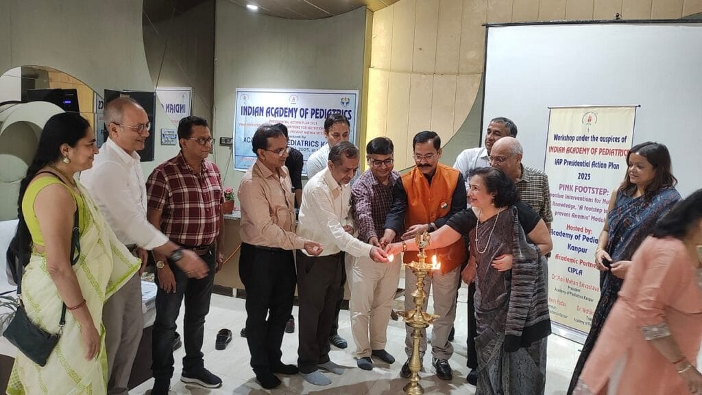 इस अवसर पर शहर के लगभग 65 बाल रोग विशेषज्ञों ने भाग लिया।